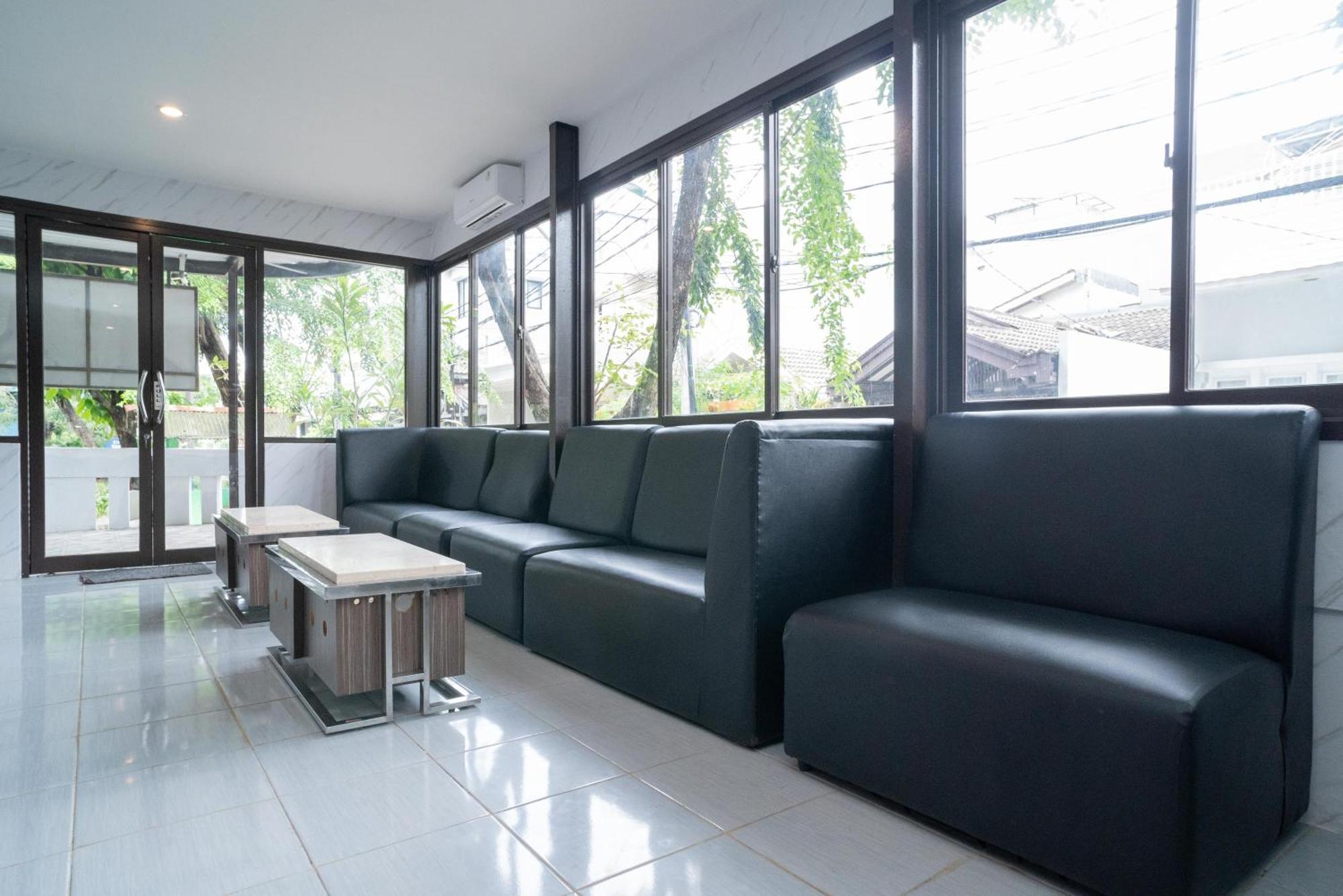 Reddoorz Plus Near Itc Cempaka Mas 2 Jakarta Exterior photo