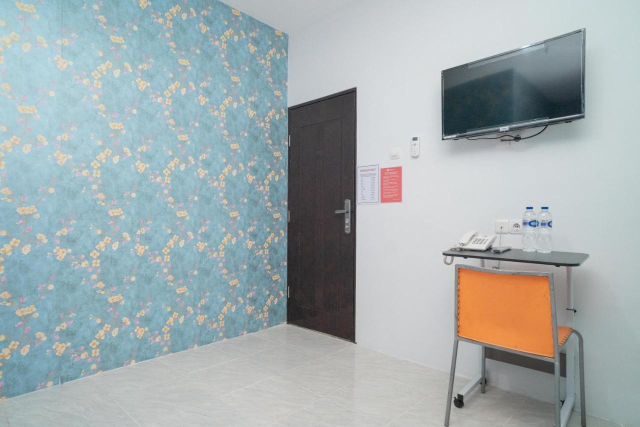 Reddoorz Plus Near Itc Cempaka Mas 2 Jakarta Exterior photo
